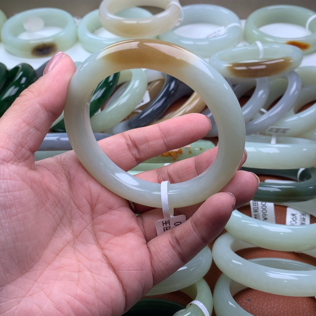 和田玉手镯未镶嵌