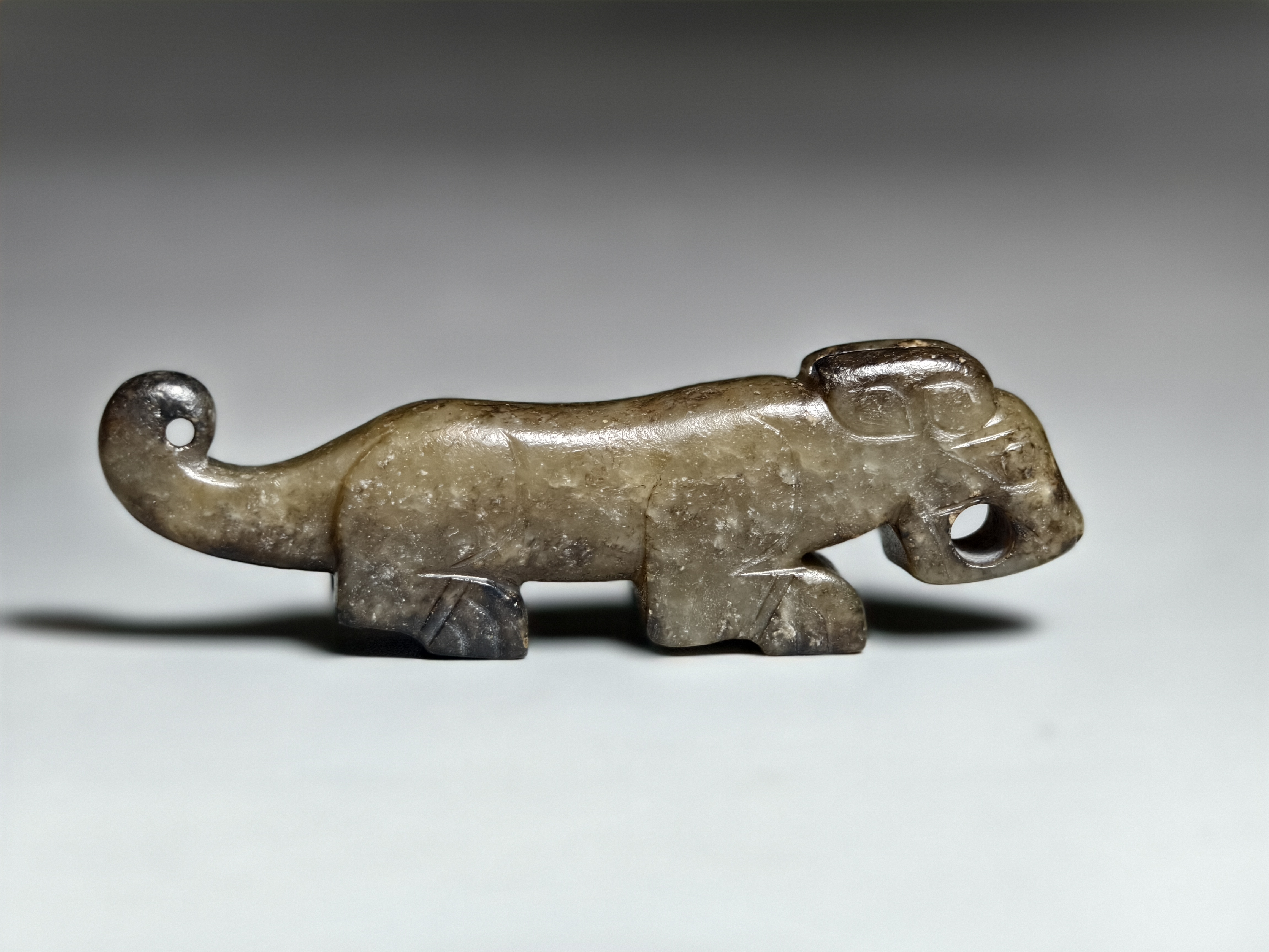 西周玉虎这件玉虎器形修长大气，包浆浑厚油润，长7.4厘米