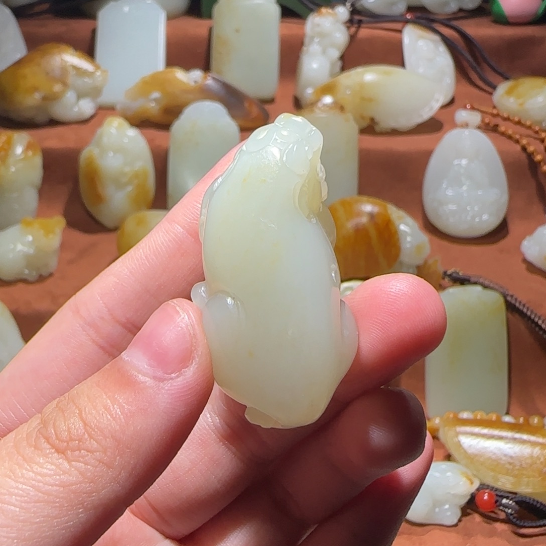 游***客和田玉未镶嵌颈饰