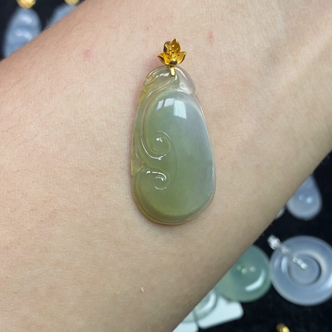 翡翠18K金镶嵌颈饰如意