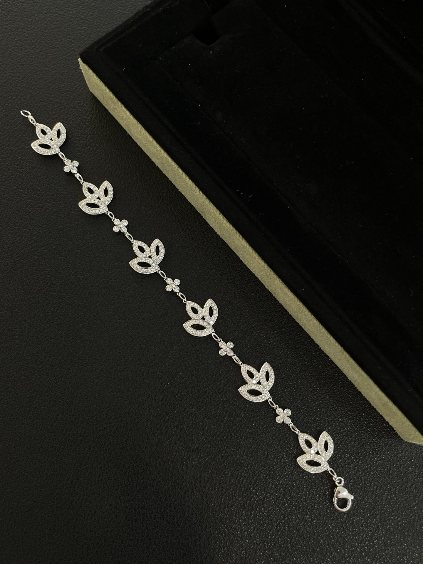 实验室培育钻石【璟菲】铂金950满钻三叶草手链下单联系客服 23.9克