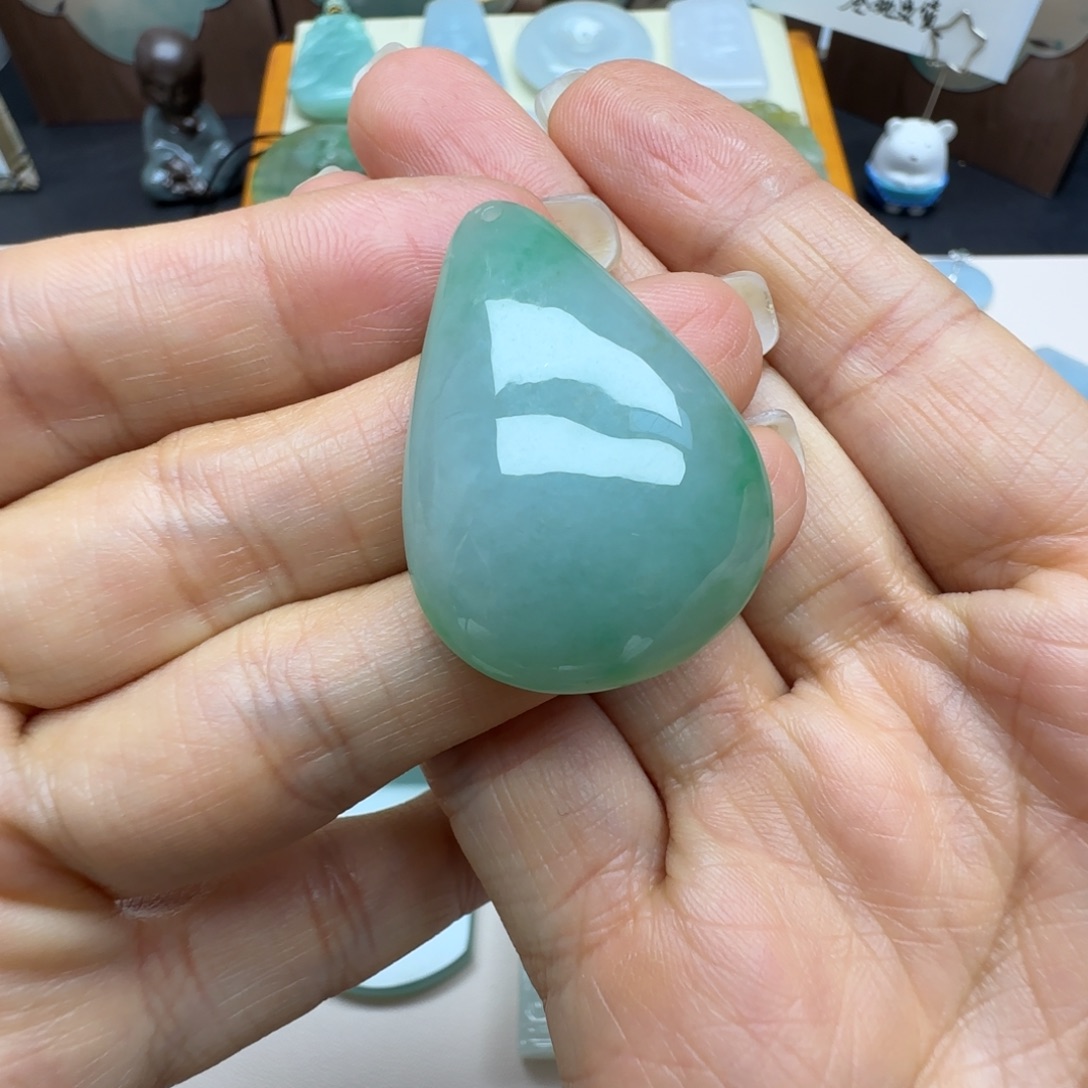 大***吉翡翠未镶嵌颈饰水滴