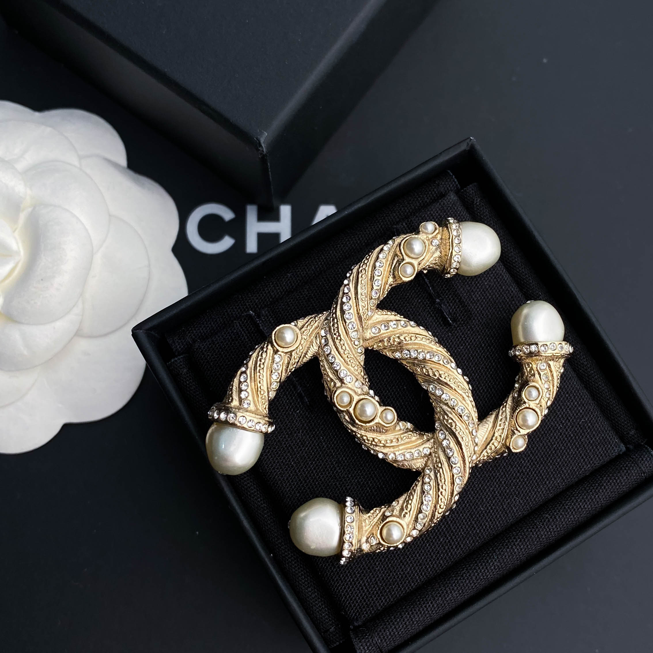 全新未使用 Chanel/香奈儿 经典双C 浮雕珍珠镶钻胸针 S4880