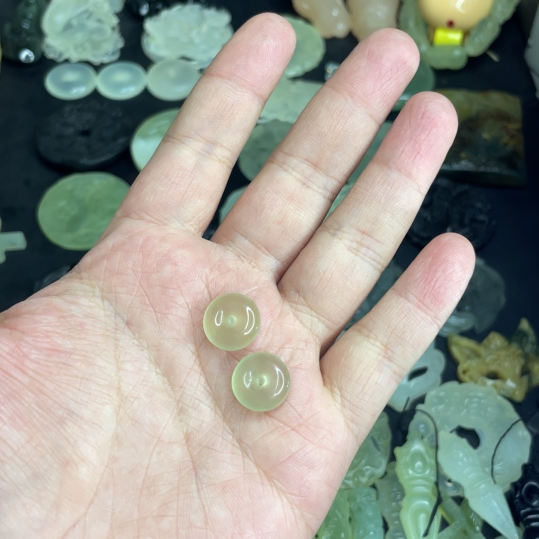 y***烟和田玉未镶嵌颈饰扣子