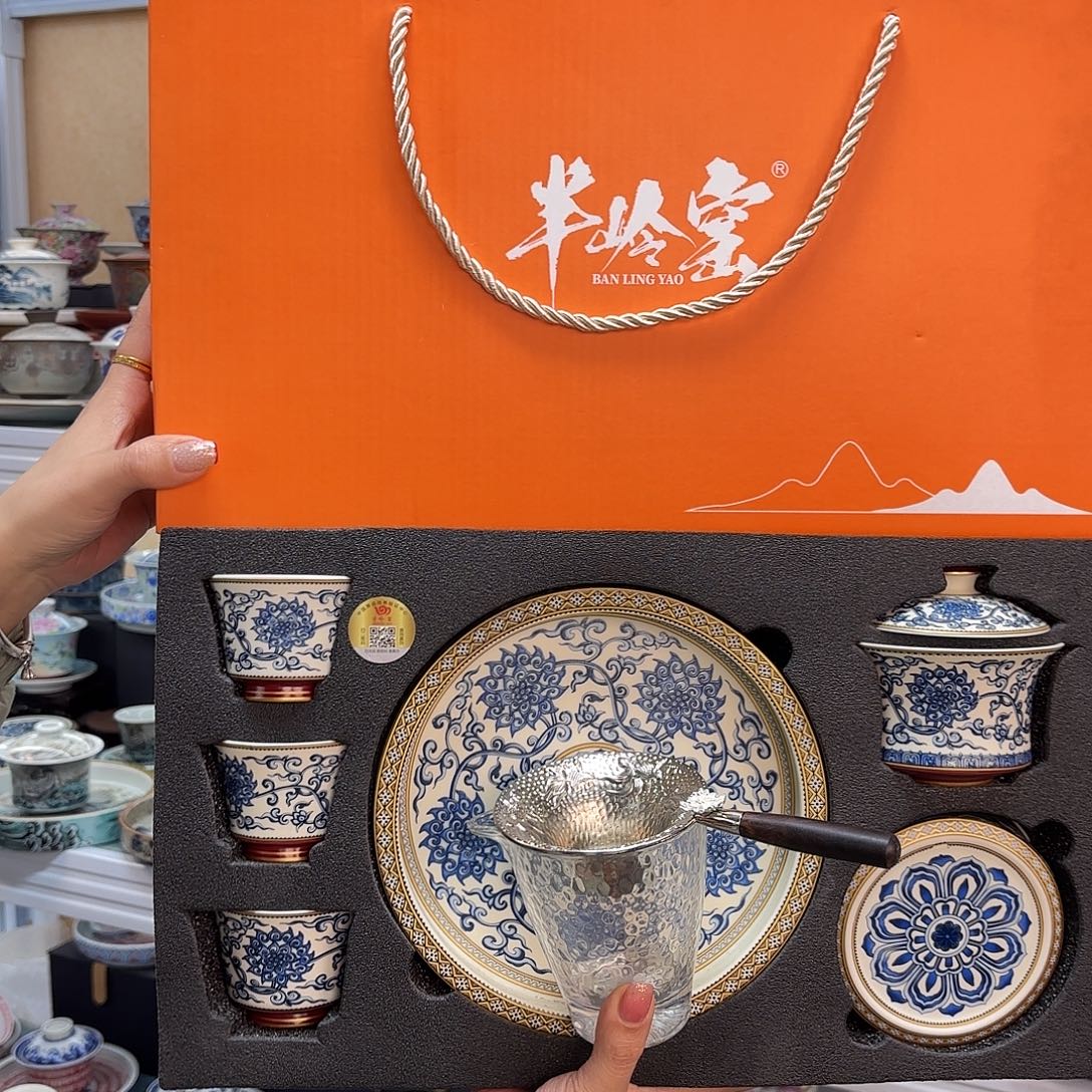 盖碗里放入适量的水