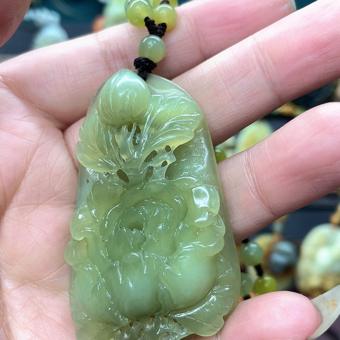 蛇纹石玉颈饰未镶嵌