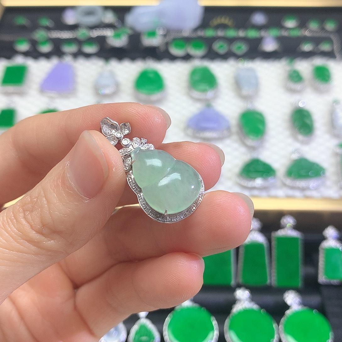 颈饰18K金镶嵌翡翠吊坠