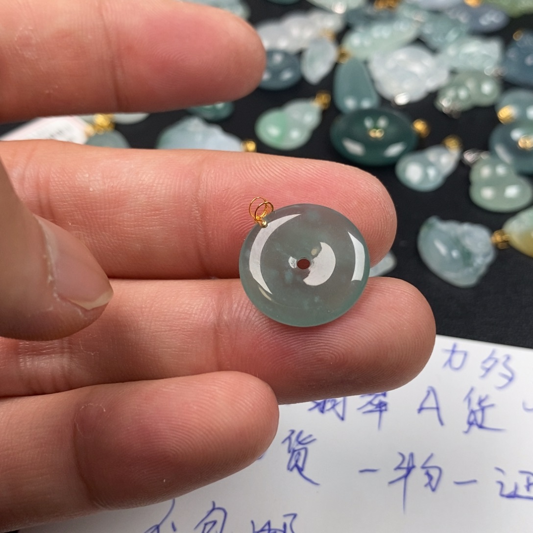 颈饰18K金镶嵌翡翠