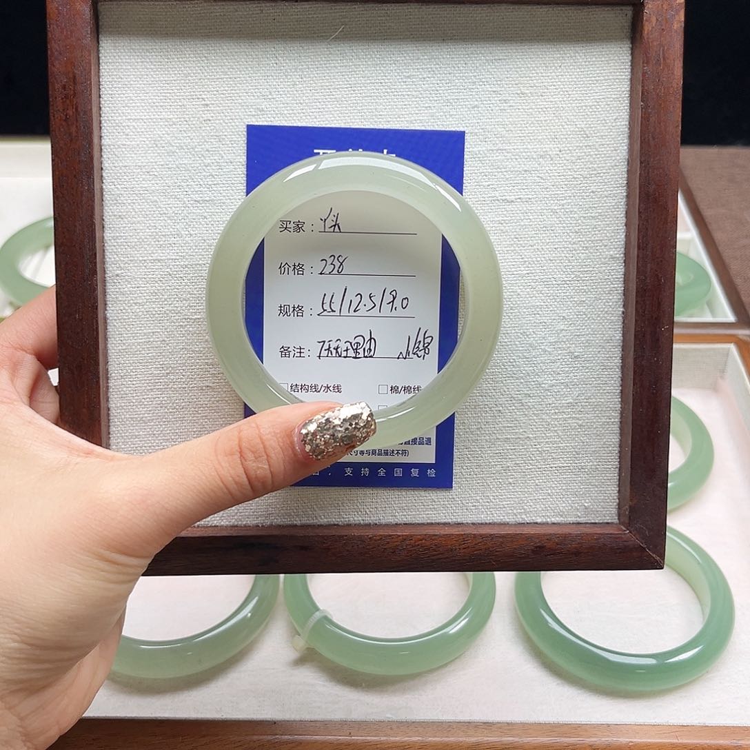 丫***头石英质玉未镶嵌手镯