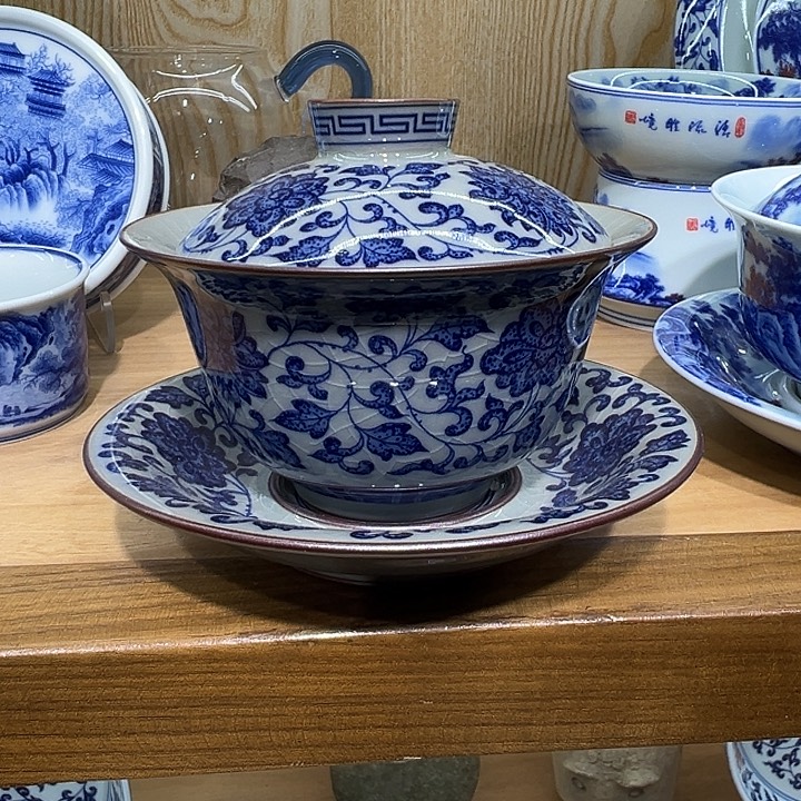 用***0青花点工缠枝莲盖碗一个