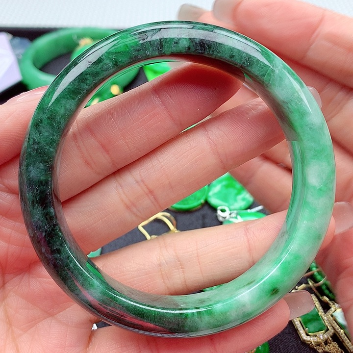 翡翠手镯未镶嵌翡翠