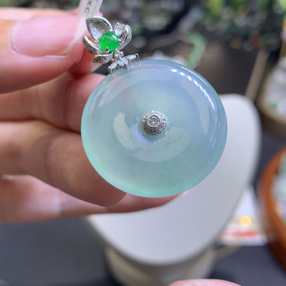 颈饰18K金镶嵌翡翠