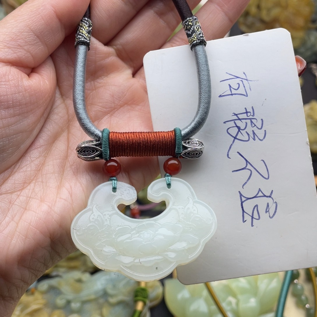 蛇纹石玉颈饰未镶嵌