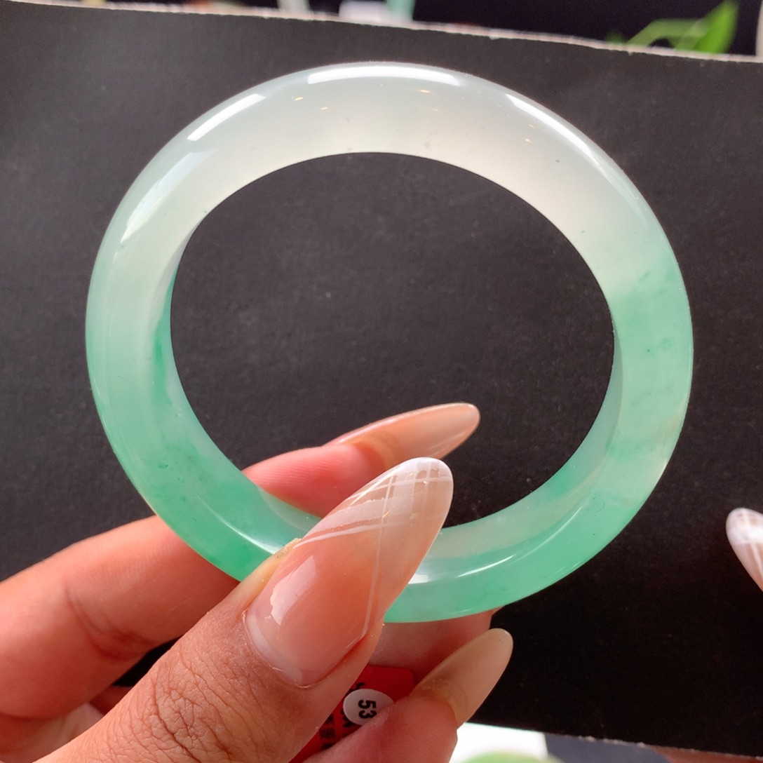 就***品石英质玉未镶嵌手镯