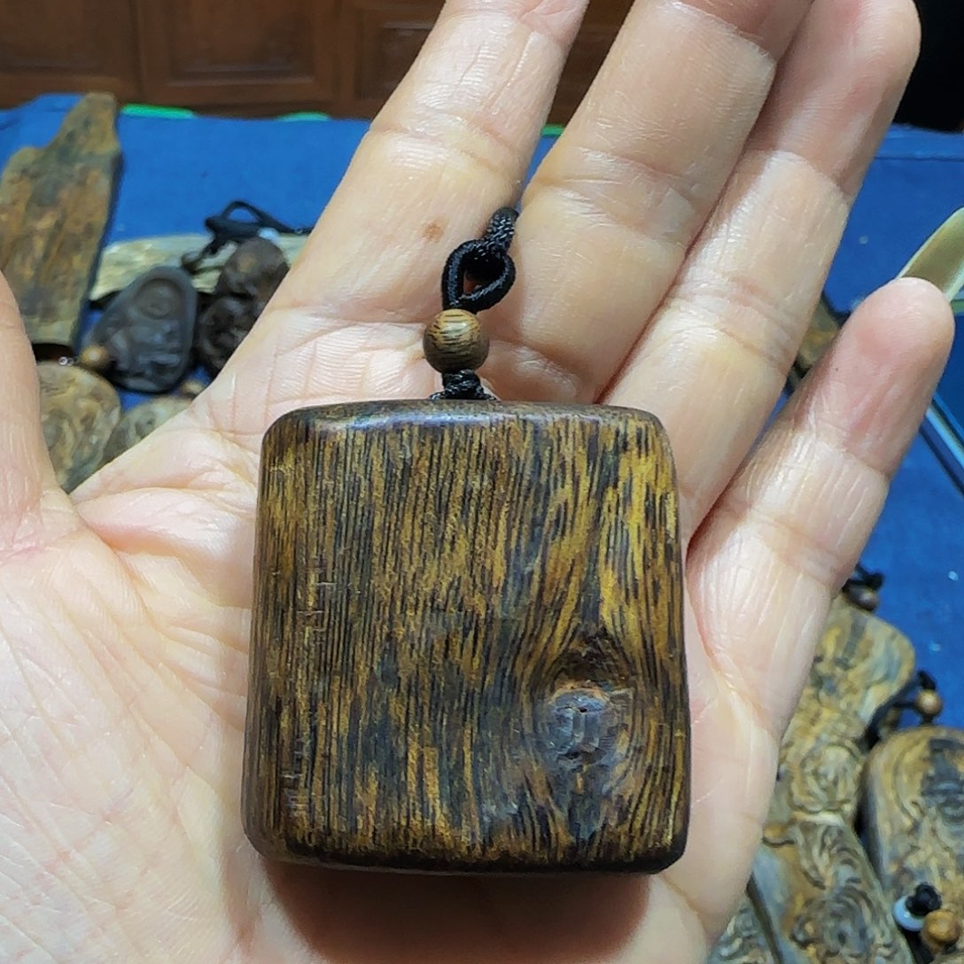 沉香沉香碎屑海南白奇乌身瘤疤老料带绳15克