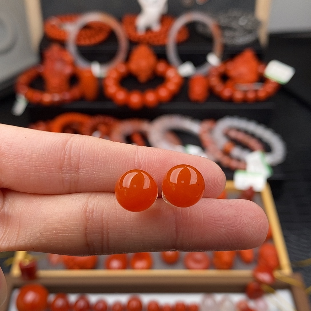 南红玛瑙18K金镶嵌四川凉山圆珠耳钉9.6mm