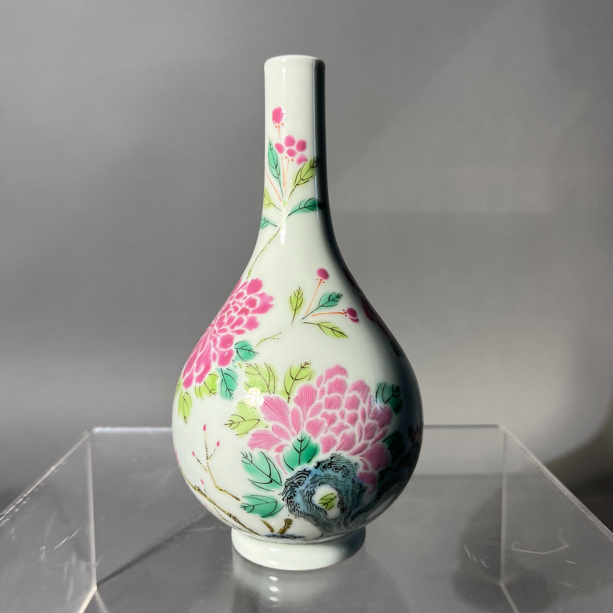 粉彩牡丹纹胆瓶  