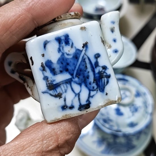 红***莲瓷片四方人物水滴一个