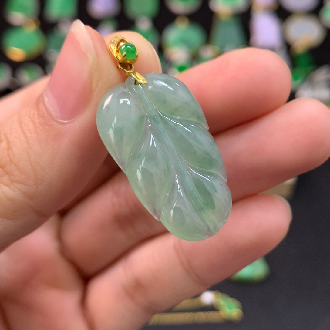 翡翠18K金镶嵌颈饰叶子