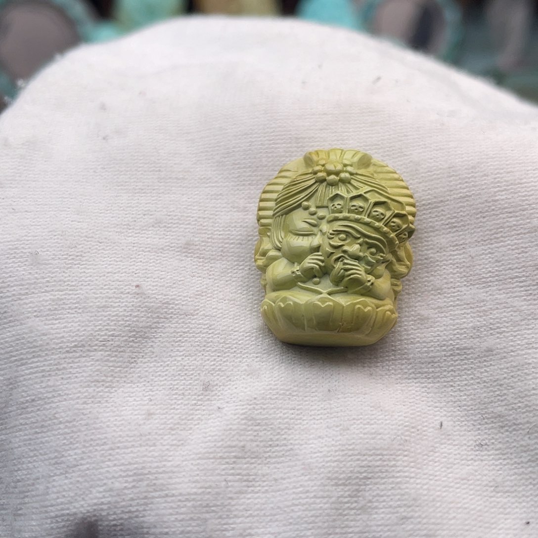 绿松石未镶嵌颈饰