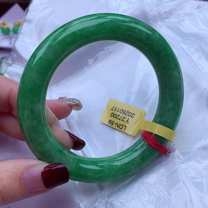 翡翠手镯未镶嵌翡翠