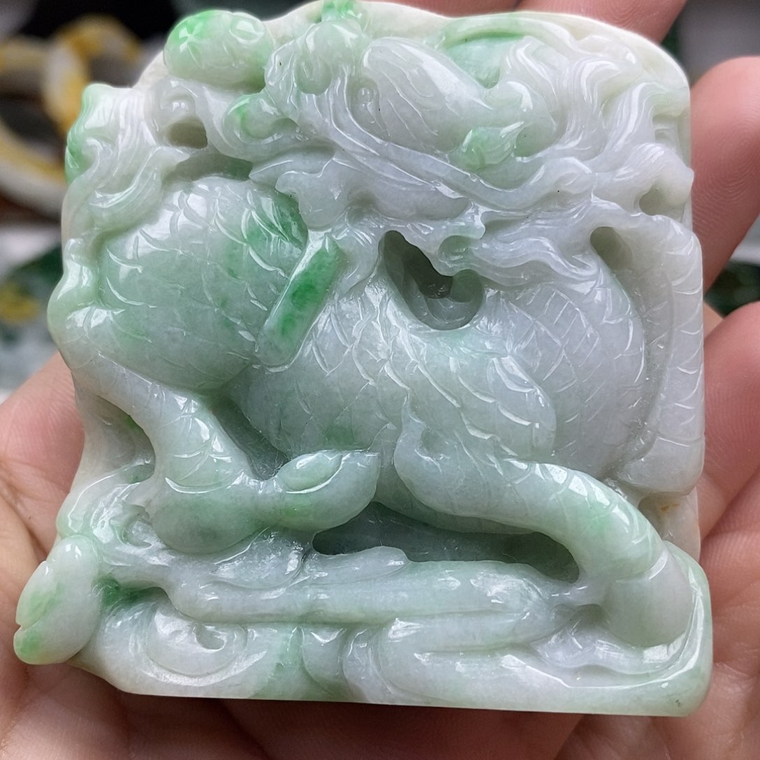 翡翠未镶嵌颈饰秋*摆件