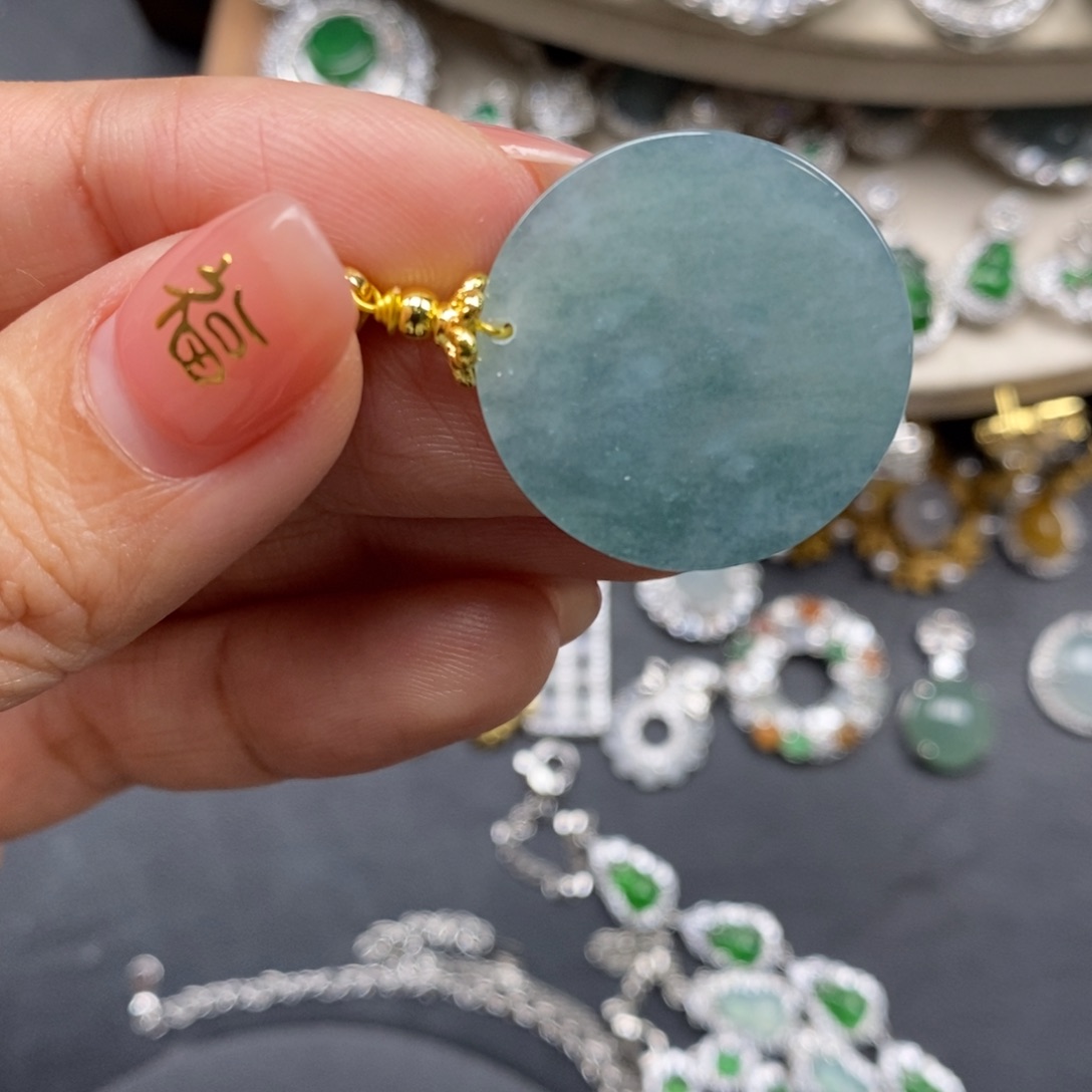 翡翠颈饰未镶嵌翡翠