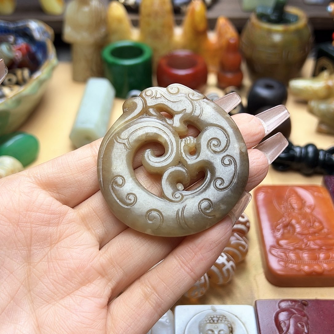 蛇纹石玉未镶嵌颈饰