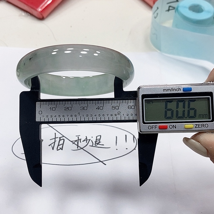 翡翠手镯未镶嵌12。 