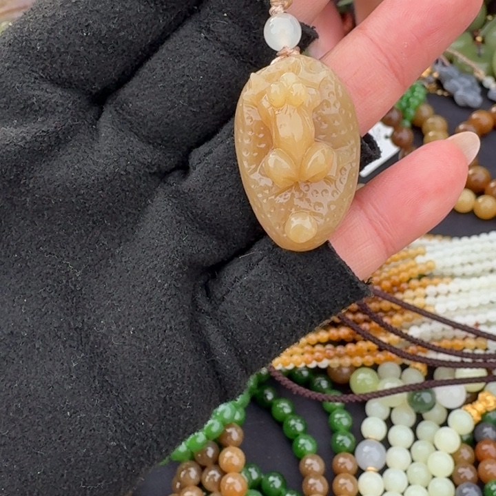 和田玉未镶嵌颈饰大学生