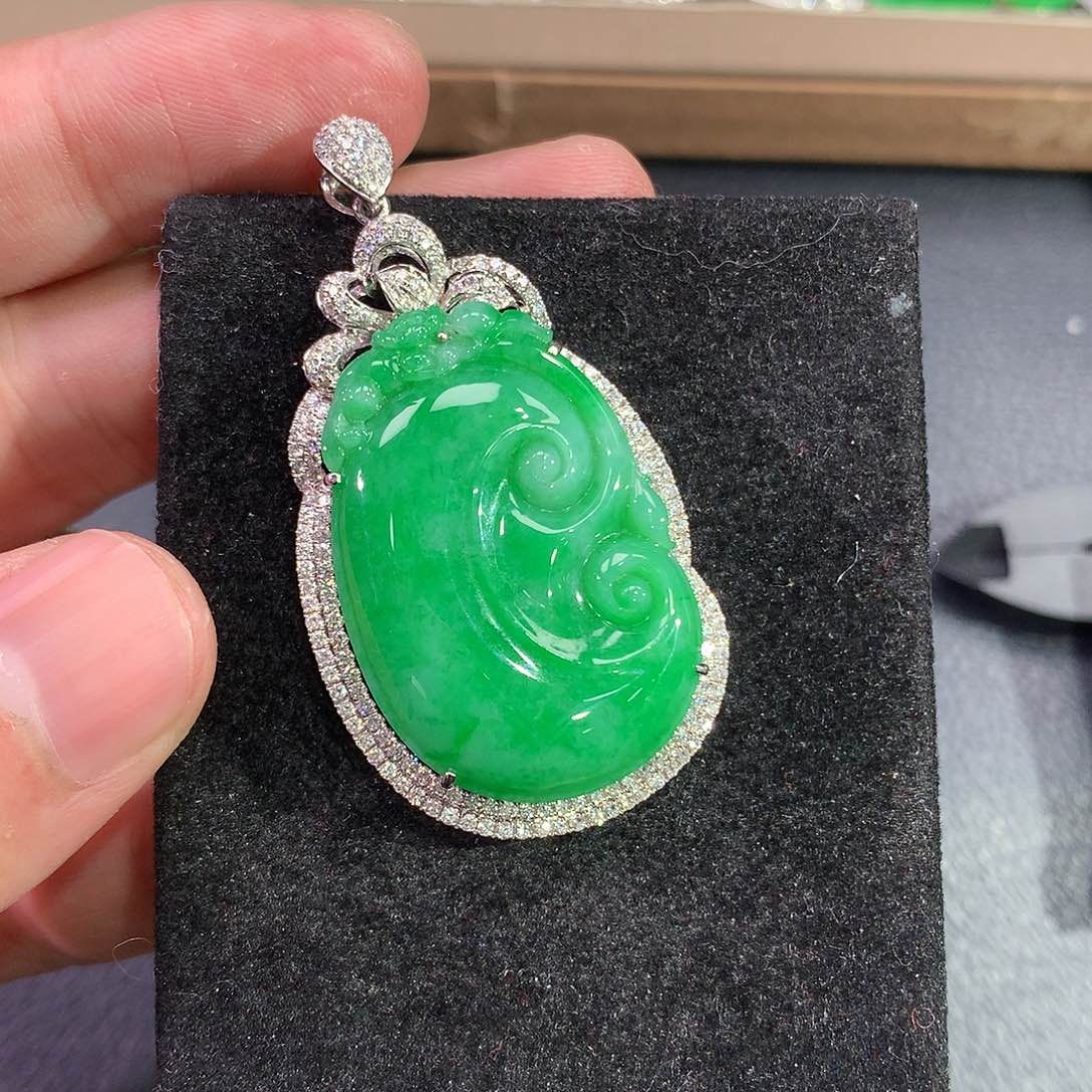 翡翠吊坠(赠链)18K金镶嵌
