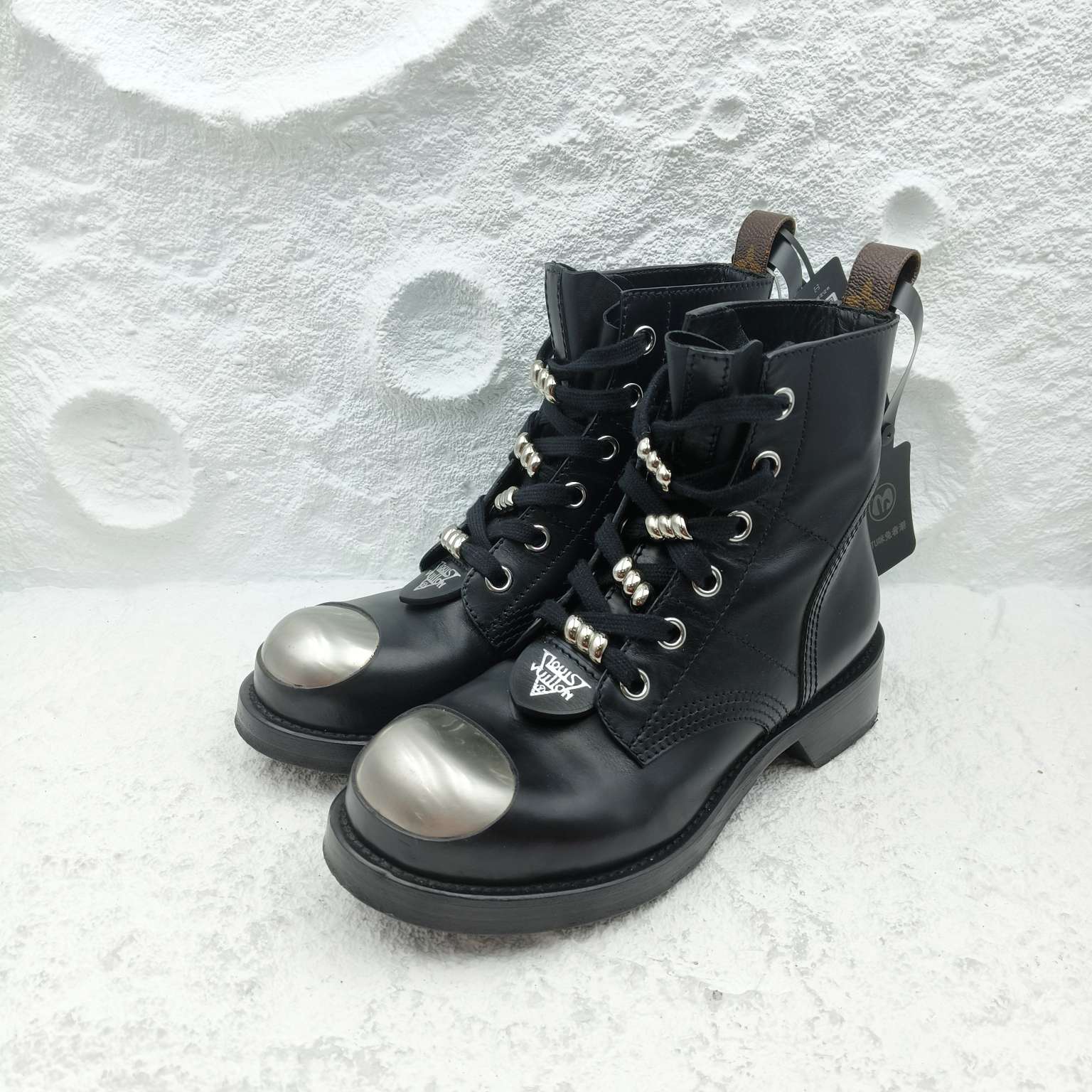 99新 LouisVuitton/路易威登 37码/银拼黑时尚休闲马丁短靴