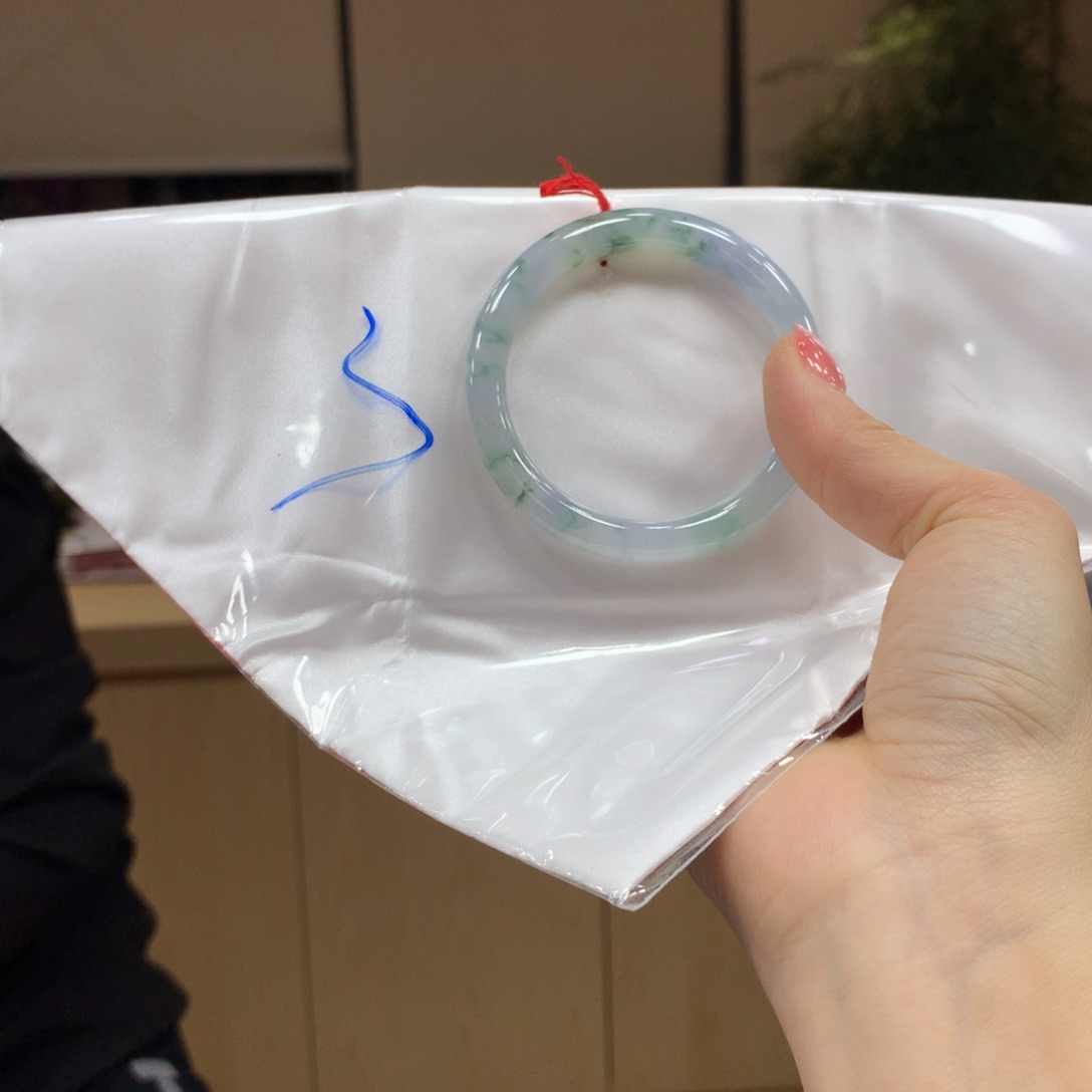 翡翠手镯未镶嵌不退不换