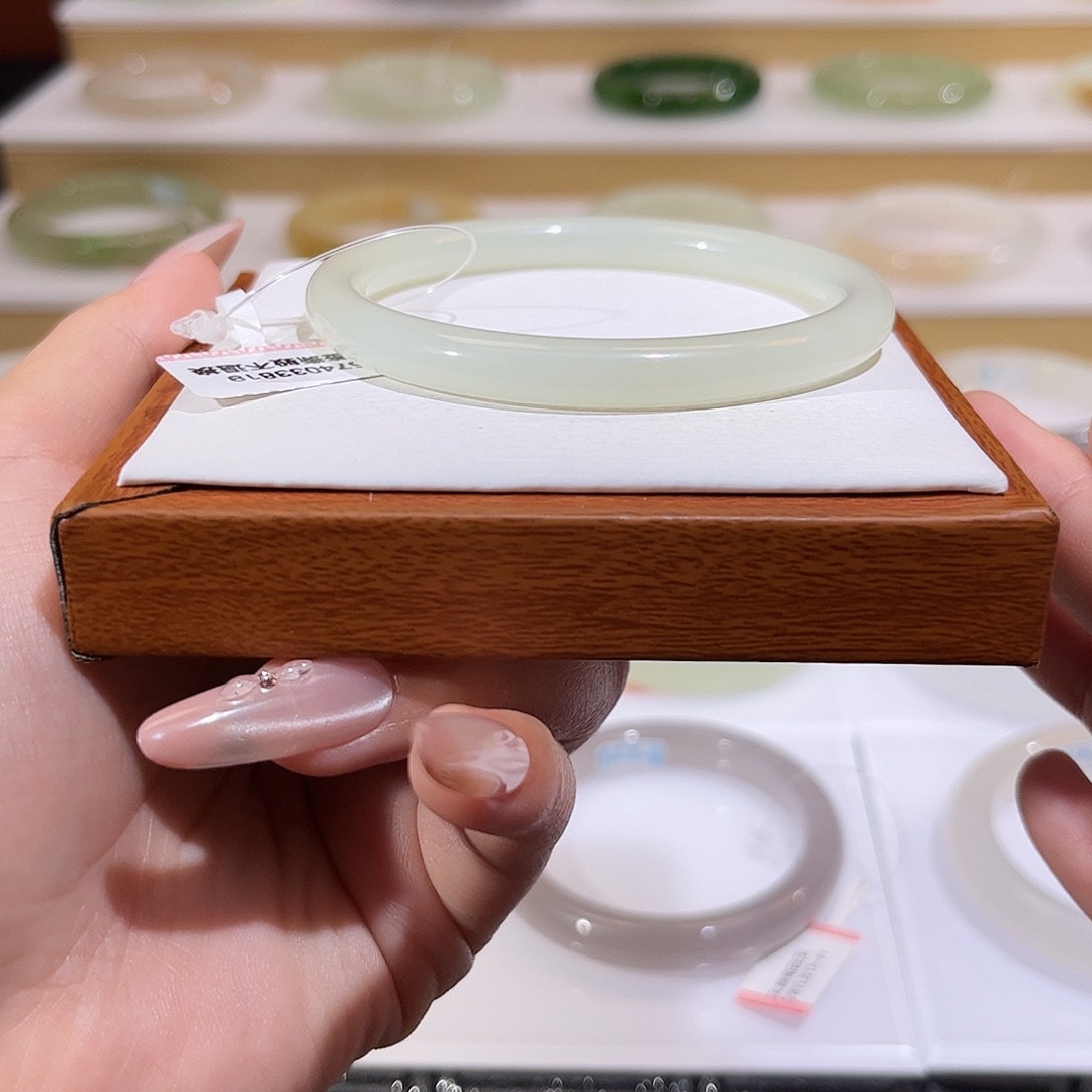 和田玉未镶嵌手镯奶蓝飘糖鑫