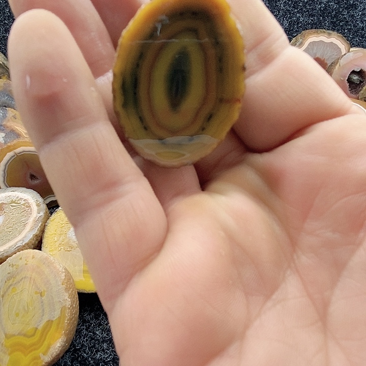 欧*累河北宣化战国红奇石