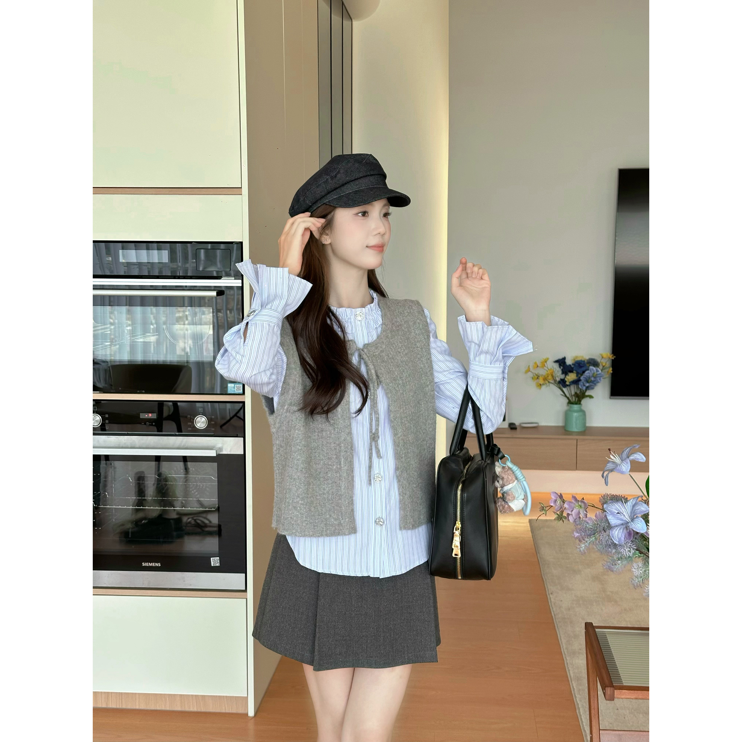 欧阳喜【麦克多软妹】初秋流光风灰色针织马甲喇叭袖衬衫气质两件套
