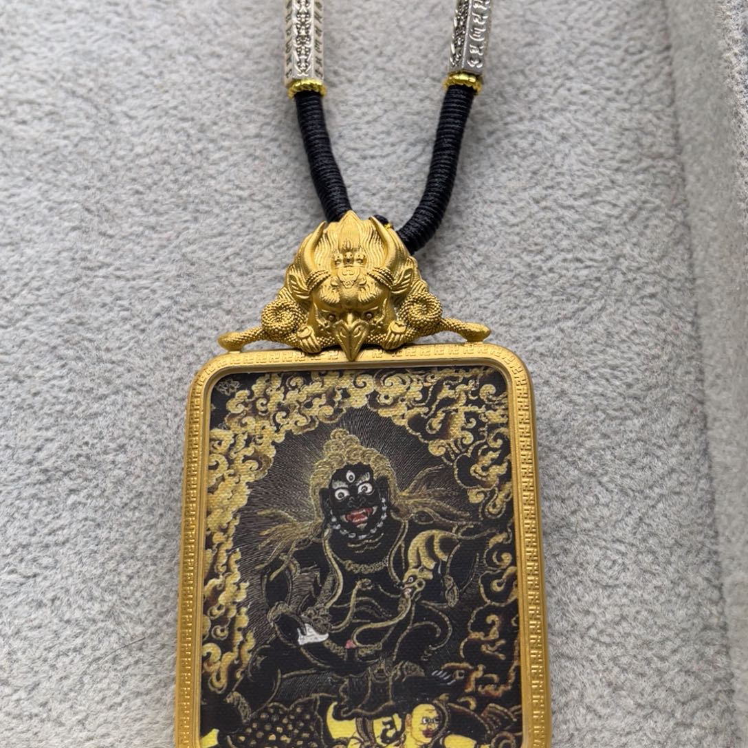 郭***。吊坠单面卡黑财加绳子