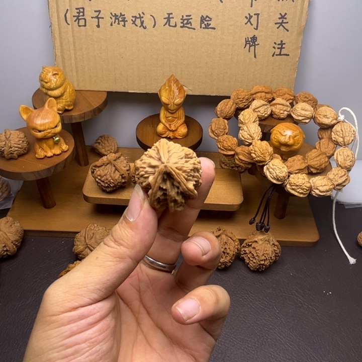 一***叁桃核吊坠白狮子三棱