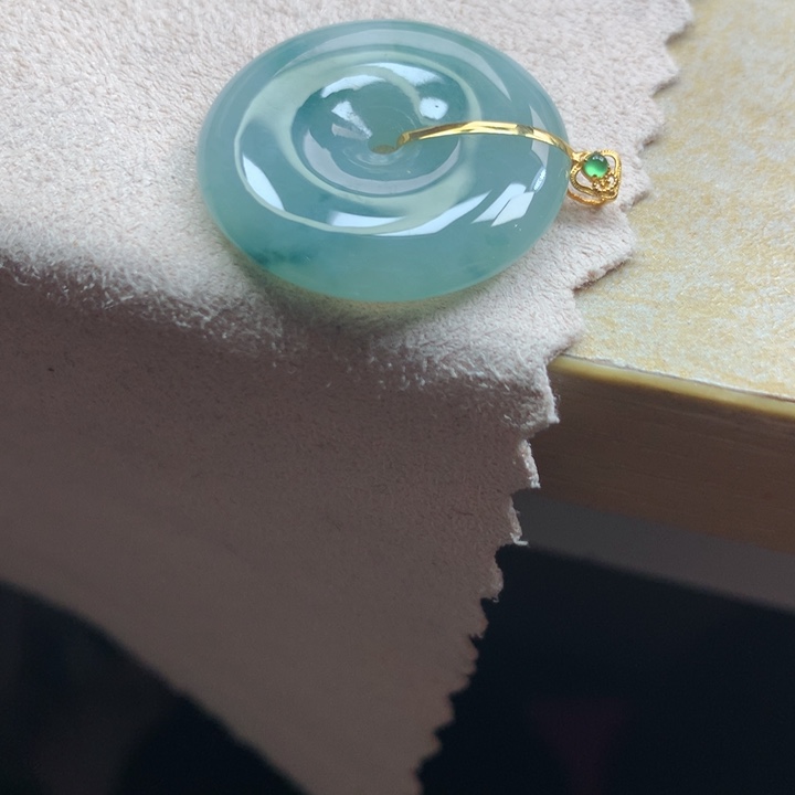 翡翠颈饰18K金镶嵌吊坠