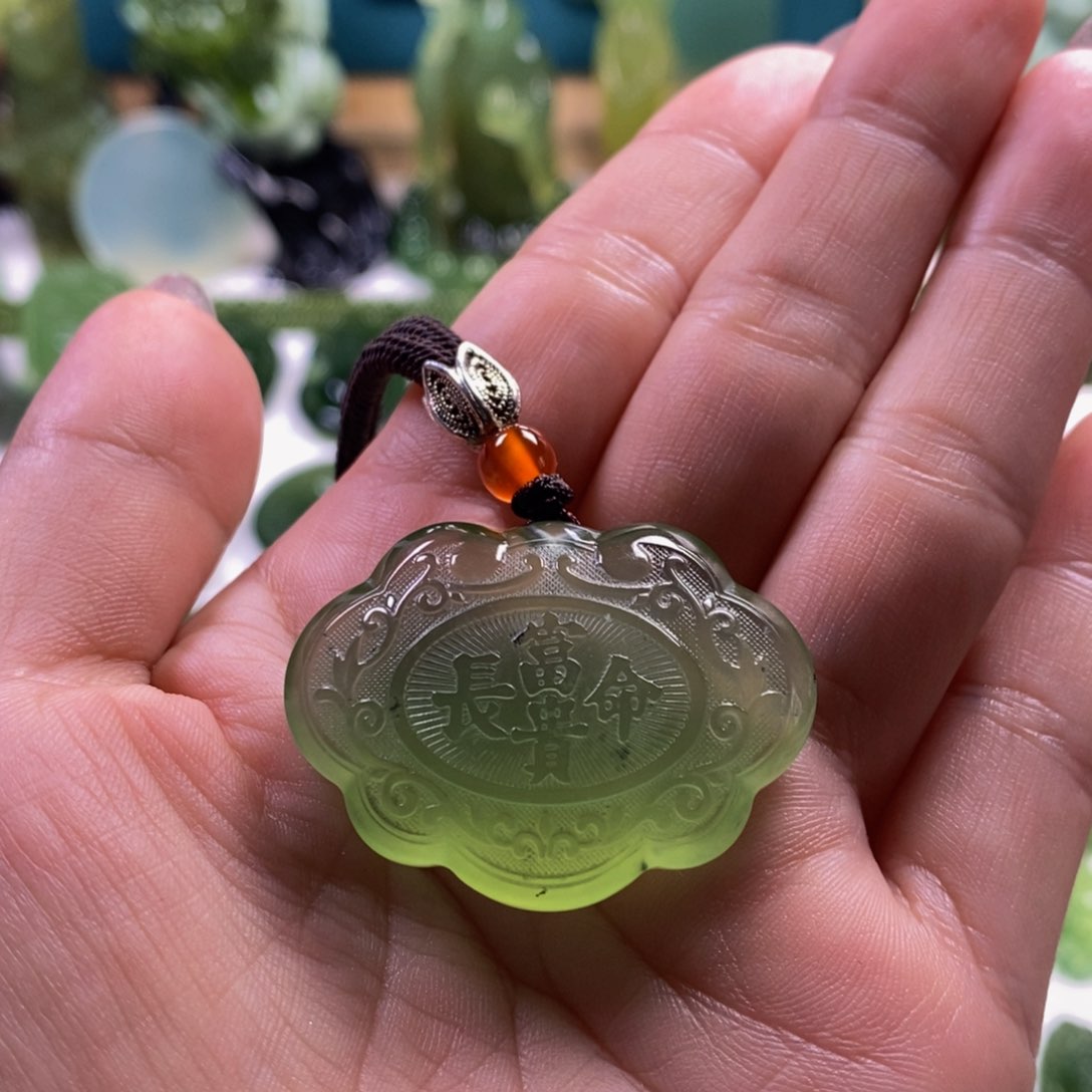 蛇纹石玉颈饰未镶嵌