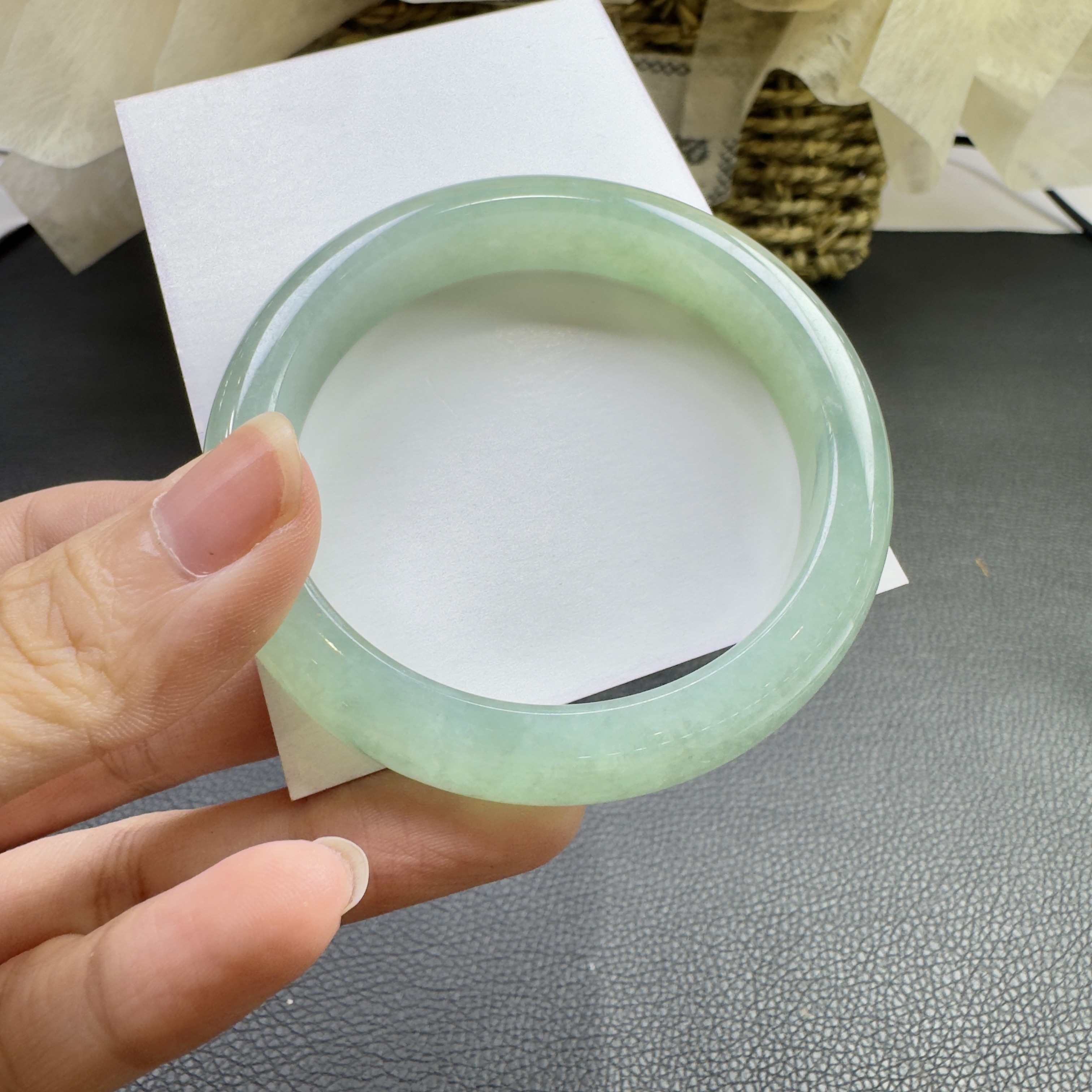 C0006海蓝之谜带飘花正圈A货翡翠手镯