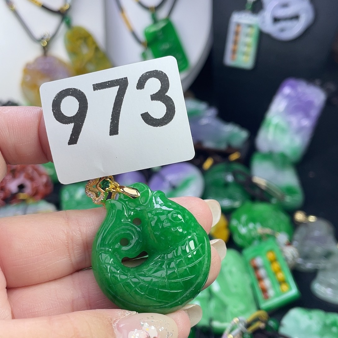 翡翠未镶嵌吊坠(赠链)