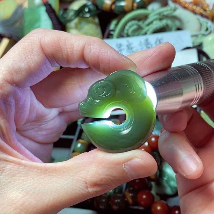 透闪石质玉颈饰未镶嵌