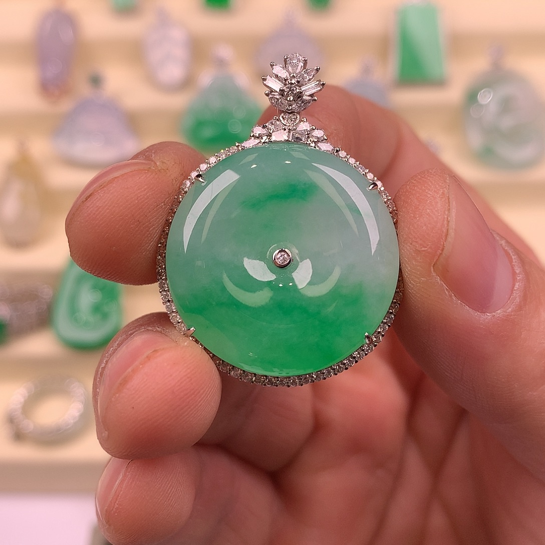 翡翠18K金镶嵌颈饰