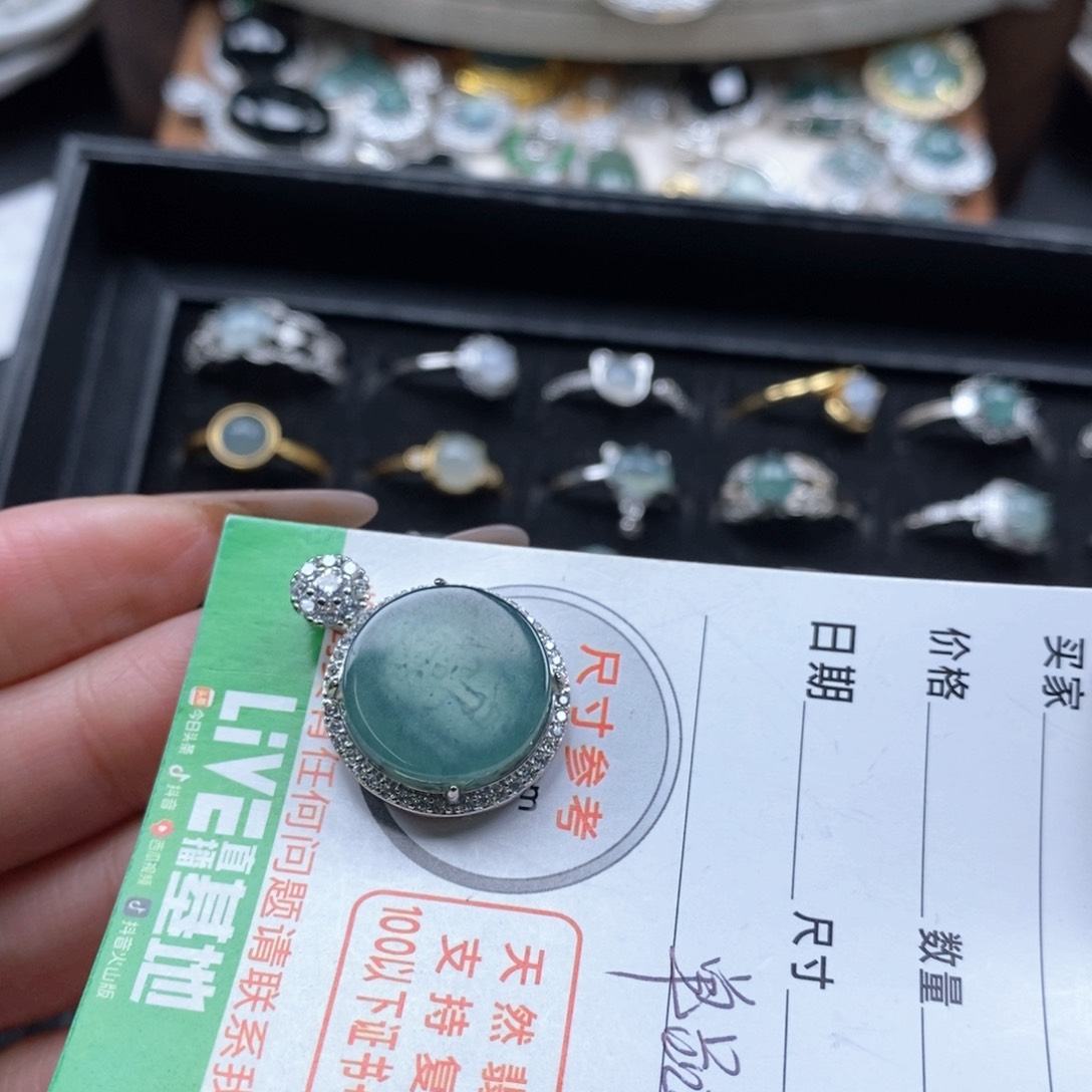 翡翠颈饰未镶嵌翡翠