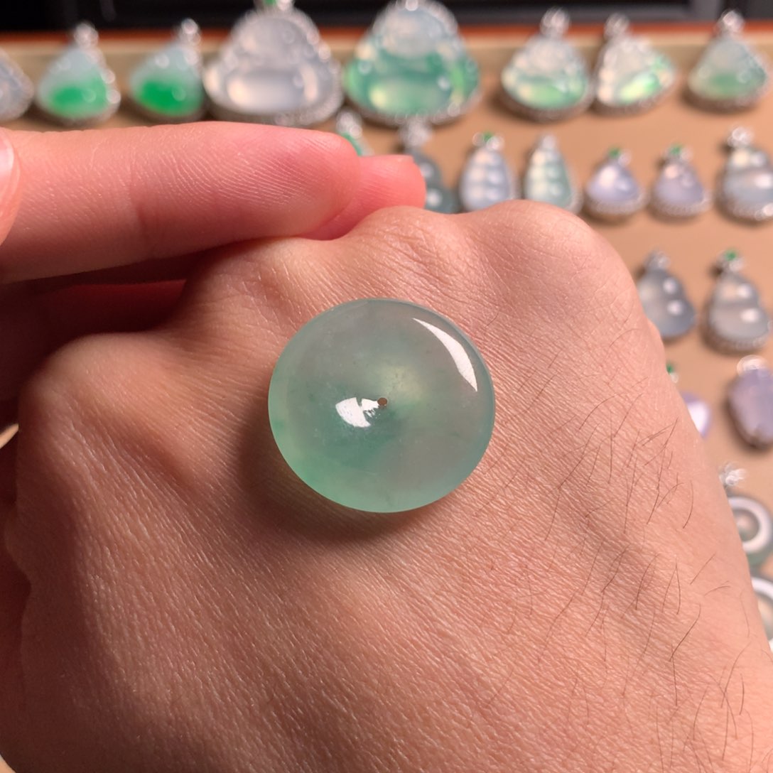 翡翠吊坠(赠链)未镶嵌