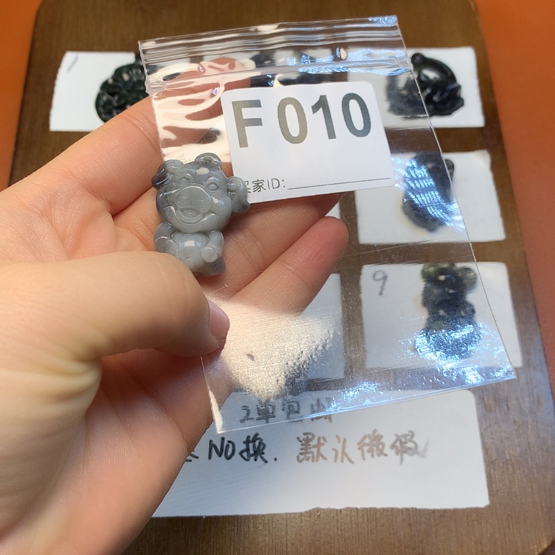 隗***女蛇纹石玉未镶嵌颈饰