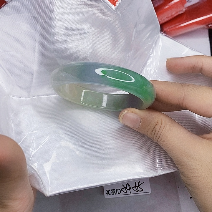 翡翠未镶嵌手镯一图一物实物为准（微瑕处理）