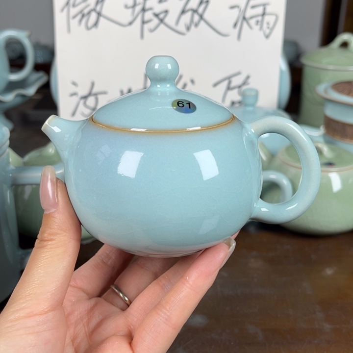 61号天青色小西施壶不完美