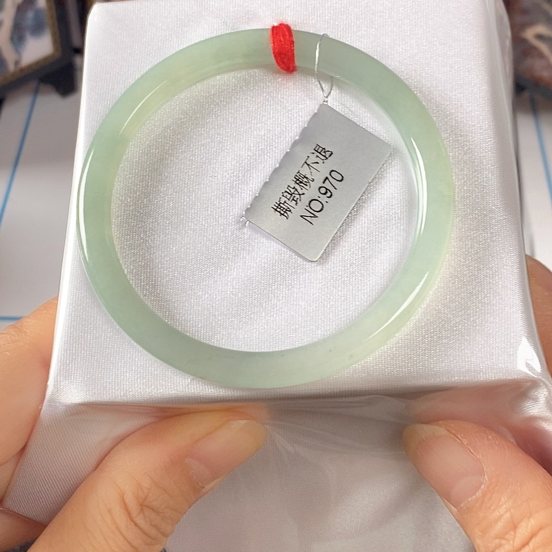 翡翠未镶嵌手镯（圆镯）52.7